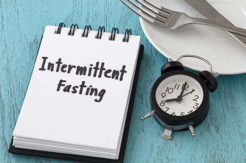 Dieta Intermittent Fasting (IF) - co to jest i jakie daje efekty?