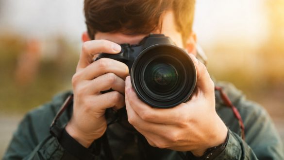Jak zacząć fotografować bez drogiego sprzętu? Poradnik dla początkujących, podstawy kompozycji, rola światła oraz co fotografować na start.