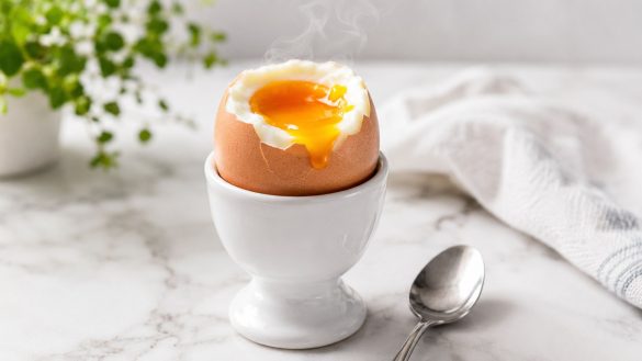 Jak gotować jajka na miękko, półtwardo i na twardo? Czasy gotowania, jak obierać jajka oraz jak sprawdzić ich świeżość.