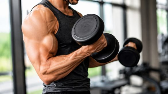Chcesz wzmocnić ramiona? Oto ćwiczenia na biceps, które warto dodać do planu treningowego.